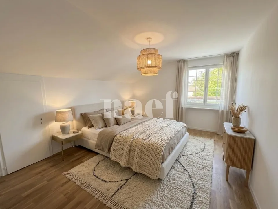 Geräumiges, vollständig renoviertes Duplextwo-Familien-Haus mit 6 Zimmern im 1. Stock mit Balkon