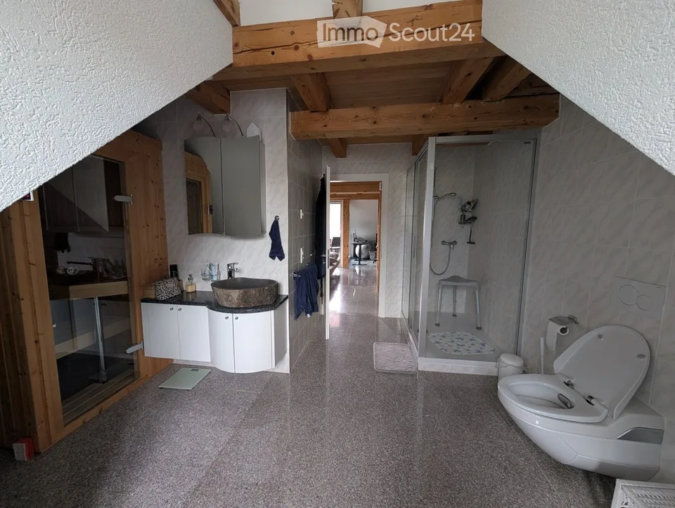 Appartement de 2,5 pièces en mansarde avec galerie et sauna à Spiez
