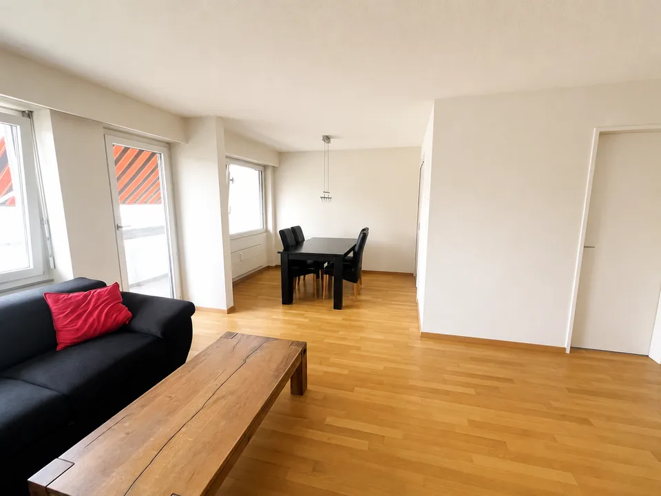 Helle 4.5 Zimmer-Wohnung mit Balkon an beliebter Wohnlage zu vermieten