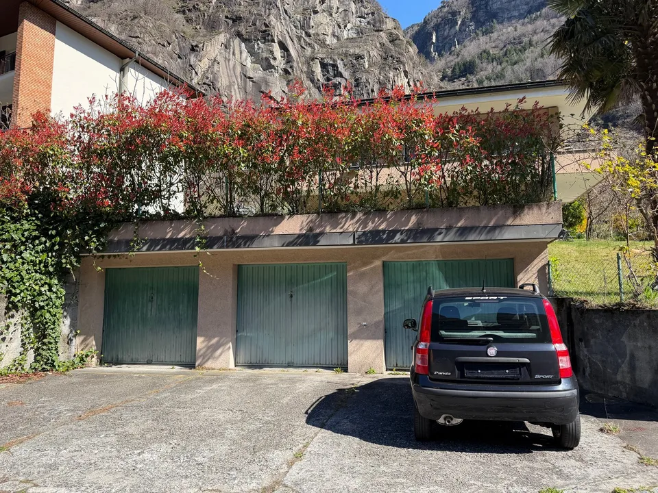 Detached two-family house 5.5 and 3.5 rooms with garden and garage in Bodio