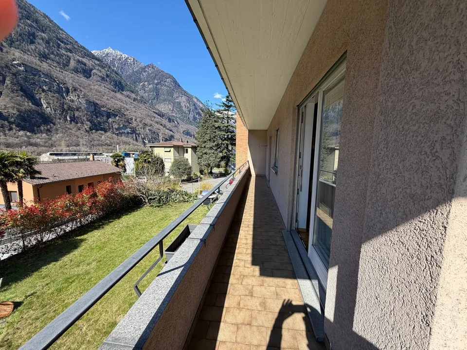 Detached two-family house 5.5 and 3.5 rooms with garden and garage in Bodio