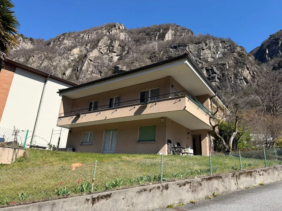 Detached two-family house 5.5 and 3.5 rooms with garden and garage in Bodio