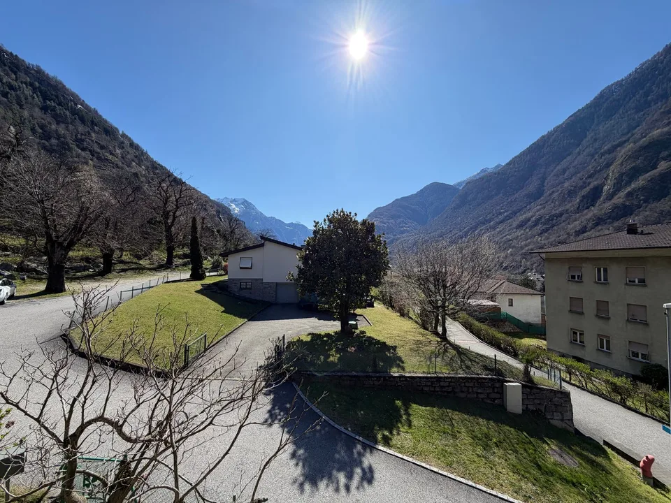 Detached two-family house 5.5 and 3.5 rooms with garden and garage in Bodio