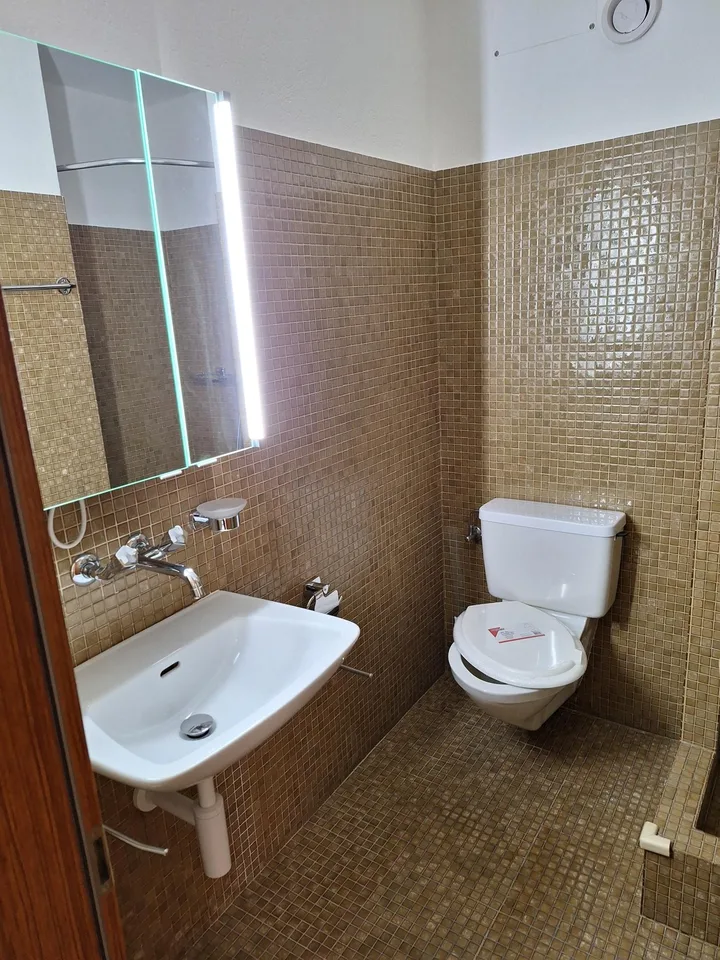 Appartamento di 4,5 locali al 2° piano (94 m2) con balcone (16 m2), compreso posto auto in AEH