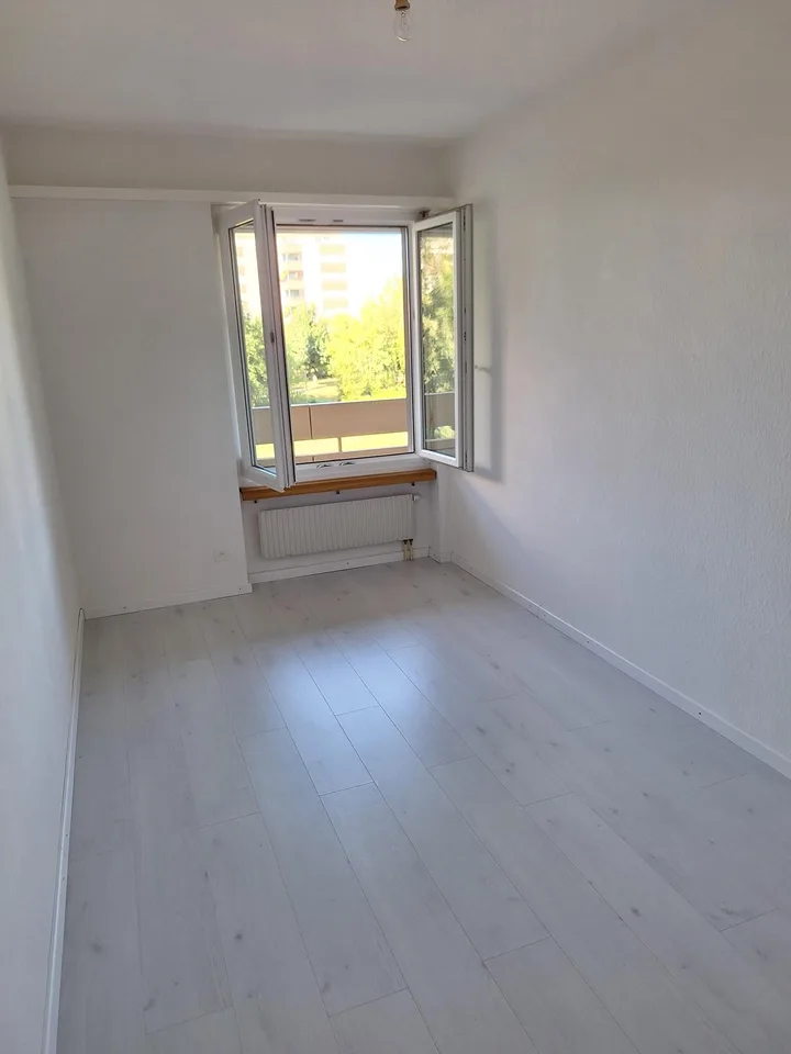 Appartamento di 4,5 locali al 2° piano (94 m2) con balcone (16 m2), compreso posto auto in AEH