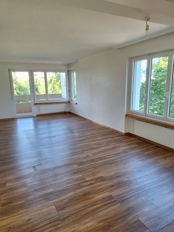Appartamento di 4,5 locali al 2° piano (94 m2) con balcone (16 m2), compreso posto auto in AEH