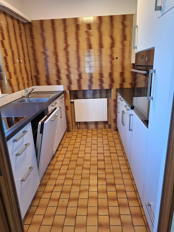 Appartamento di 4,5 locali al 2° piano (94 m2) con balcone (16 m2), compreso posto auto in AEH