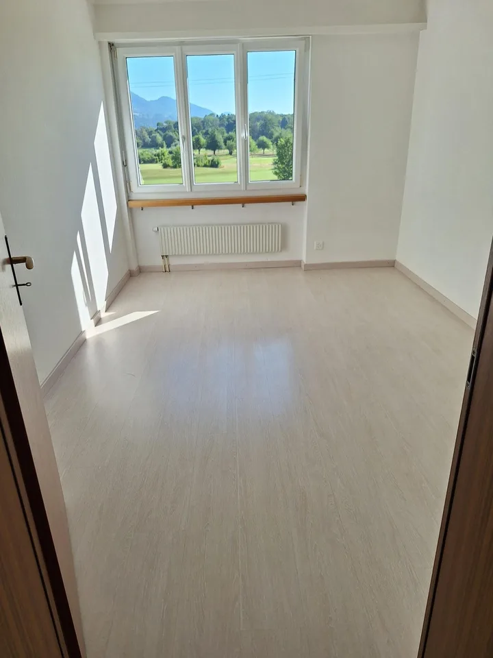 Appartamento di 4,5 locali al 2° piano (94 m2) con balcone (16 m2), compreso posto auto in AEH