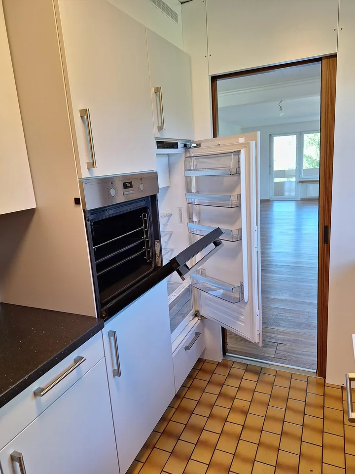Appartamento di 4,5 locali al 2° piano (94 m2) con balcone (16 m2), compreso posto auto in AEH