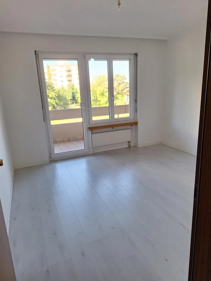 Appartamento di 4,5 locali al 2° piano (94 m2) con balcone (16 m2), compreso posto auto in AEH