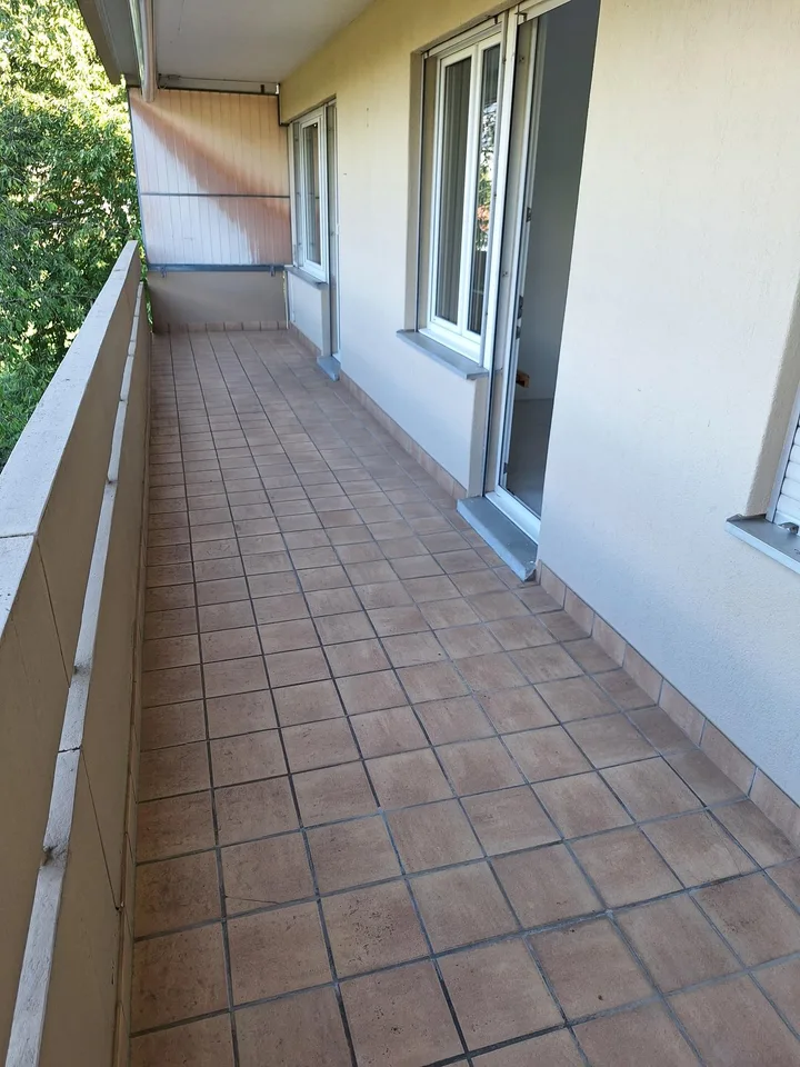 Appartamento di 4,5 locali al 2° piano (94 m2) con balcone (16 m2), compreso posto auto in AEH