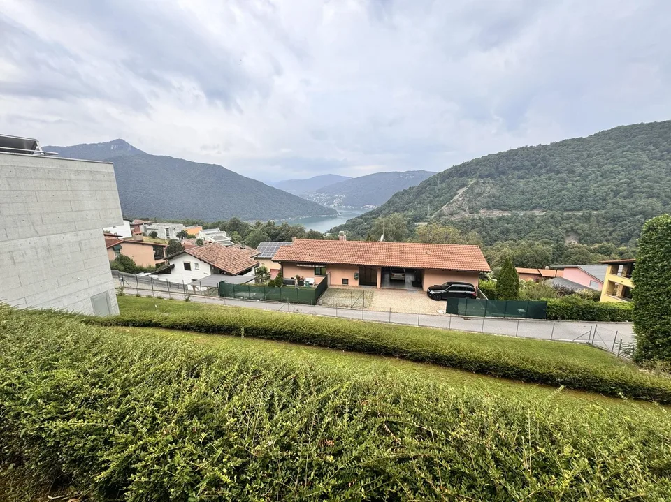 GROßES BAUGRUNDSTÜCK VON 530 MQ MIT SEEBLICK IN ROVIO