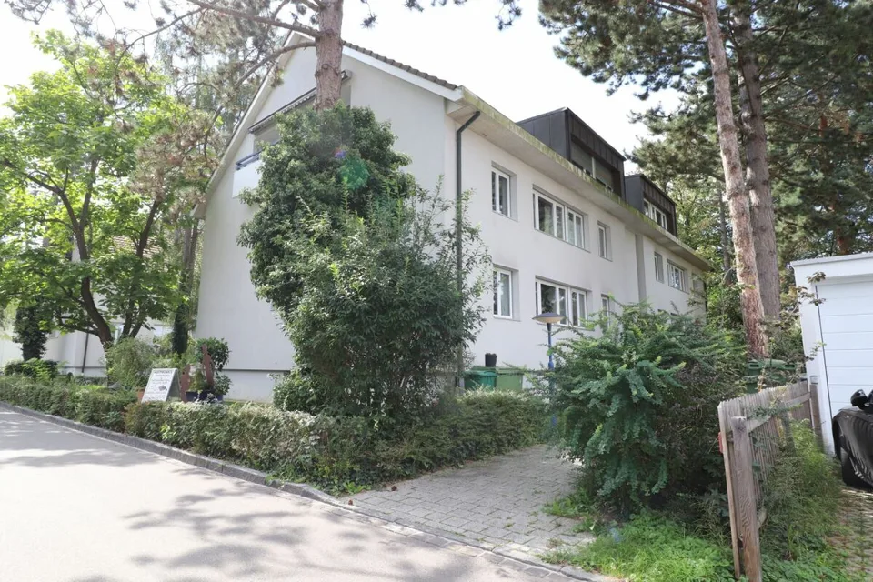 Living in Riehen - spacious 3 1/2-room apartment with additional attic room in a quiet neighborhood street