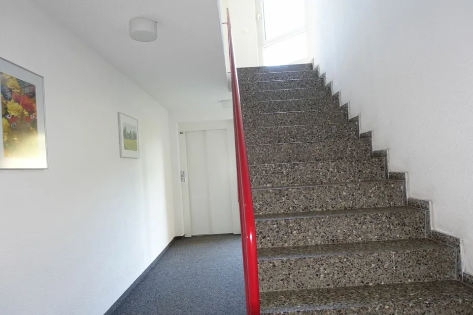 Renovierte 3.5 Zi-Eigentumswohnung mit Balkon und Einstellhallenplatz