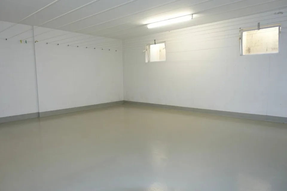 Renovierte 3.5 Zi-Eigentumswohnung mit Balkon und Einstellhallenplatz