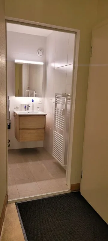 Appartement de 3,5 pièces en partie rénové avec place de parking dans un endroit calme