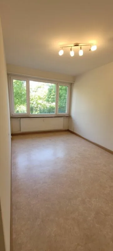 Appartement de 3,5 pièces en partie rénové avec place de parking dans un endroit calme