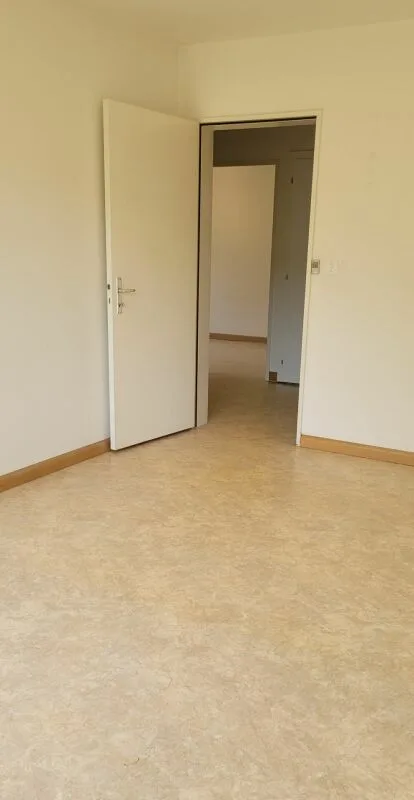 Appartement de 3,5 pièces en partie rénové avec place de parking dans un endroit calme