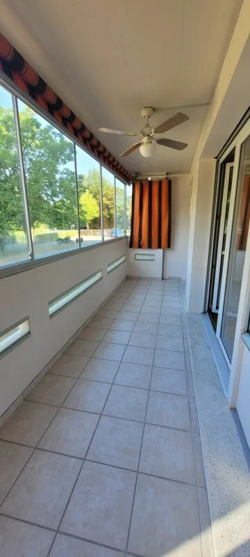 Appartement de 3,5 pièces en partie rénové avec place de parking dans un endroit calme