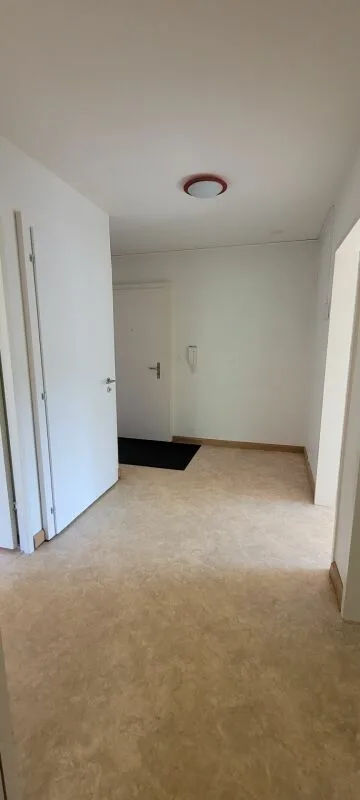 Appartement de 3,5 pièces en partie rénové avec place de parking dans un endroit calme