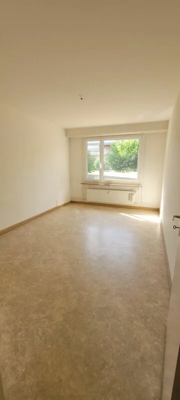 Appartement de 3,5 pièces en partie rénové avec place de parking dans un endroit calme