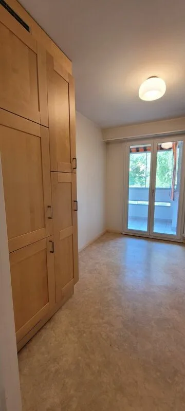 Appartement de 3,5 pièces en partie rénové avec place de parking dans un endroit calme