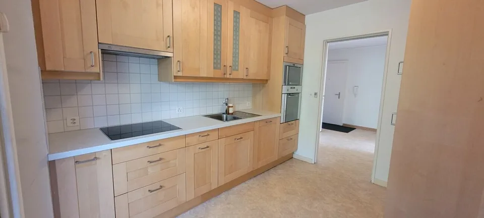 teilsanierte 3.5-Zimmer-Wohnung mit Einstellplatz an ruhiger Lage