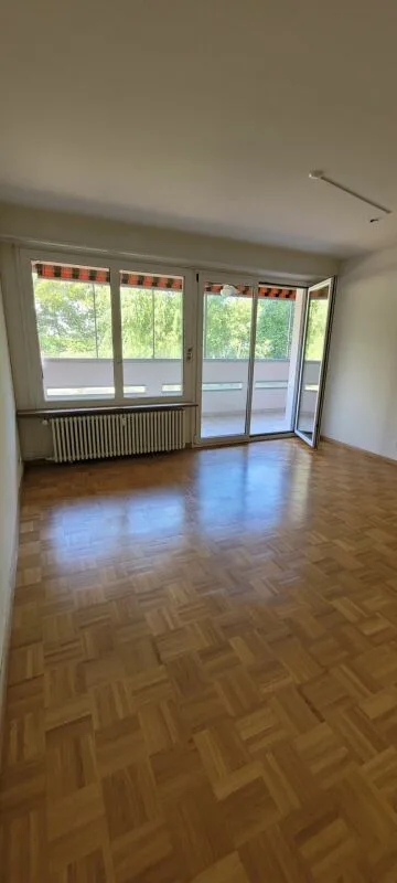 Appartement de 3,5 pièces en partie rénové avec place de parking dans un endroit calme