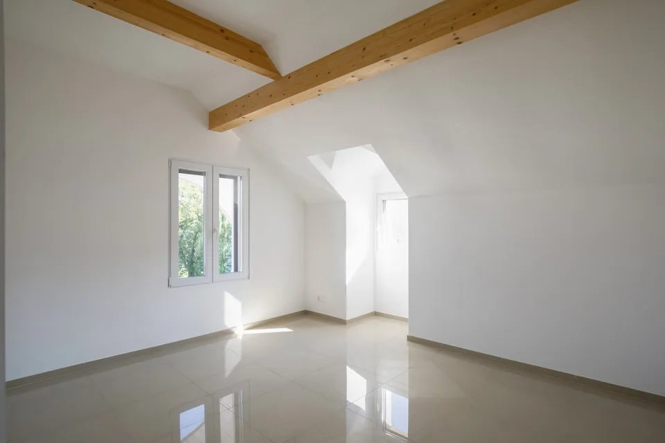 Helle & moderne 4.5-Zimmer-Dachwohnung mit Balkon in Thörigen