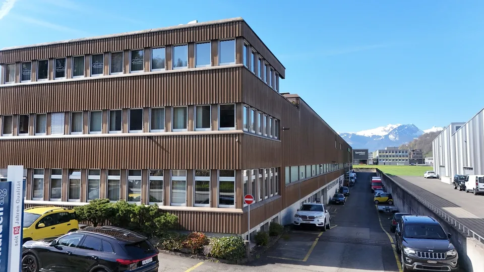 Espace de stockage avec bonne desserte routière