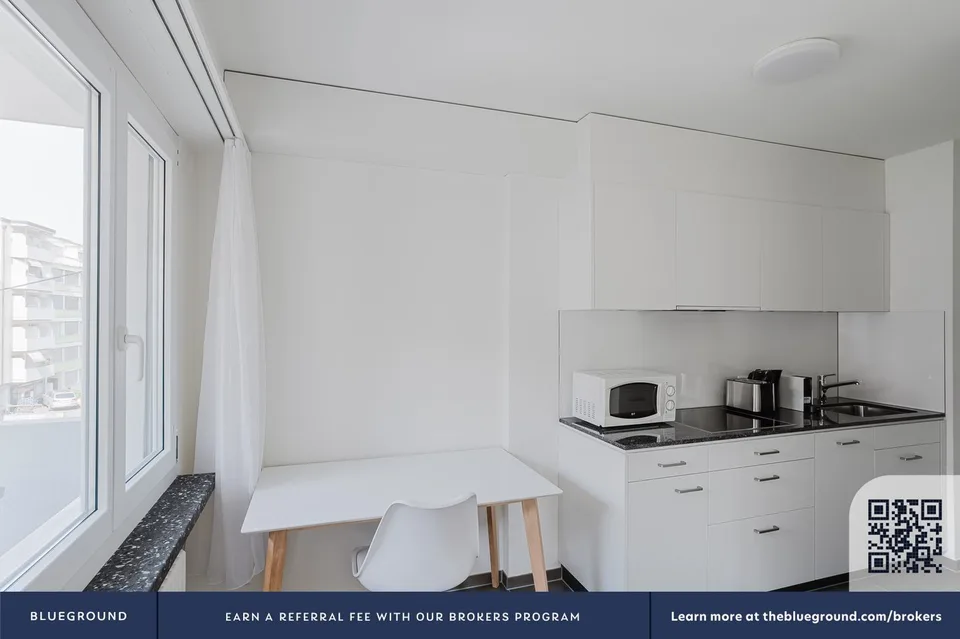 Sonniges Iselin 3.5 ZW mit Keller,, 1 Min. zum Markt, by Blueground