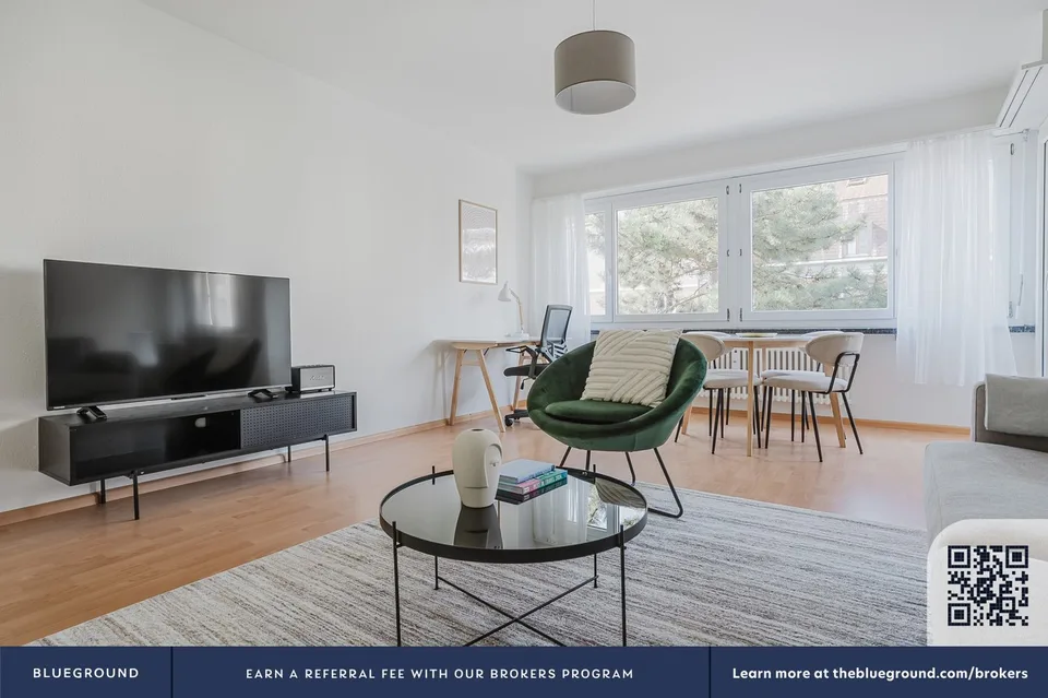 Sonniges Iselin 3.5 ZW mit Keller,, 1 Min. zum Markt, by Blueground