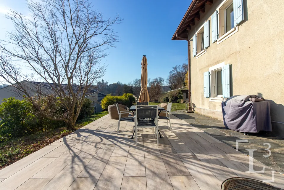 Coup de coeur! Spacieuse villa avec jardin et vue dégagée