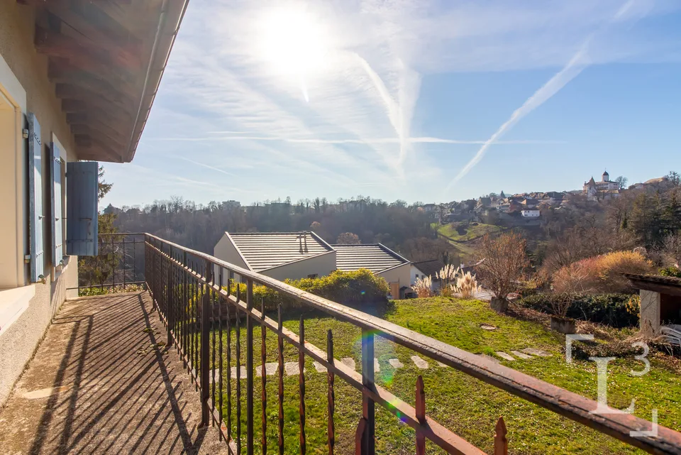 Coup de coeur! Spacieuse villa avec jardin et vue dégagée
