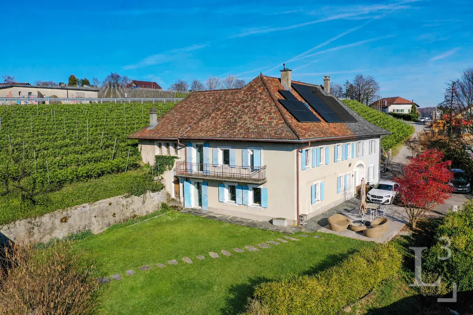 Coup de coeur! Spacieuse villa avec jardin et vue dégagée