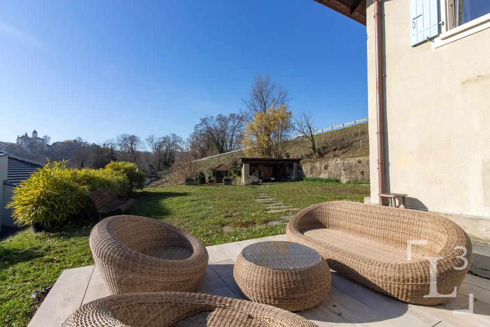 Coup de coeur! Spacieuse villa avec jardin et vue dégagée