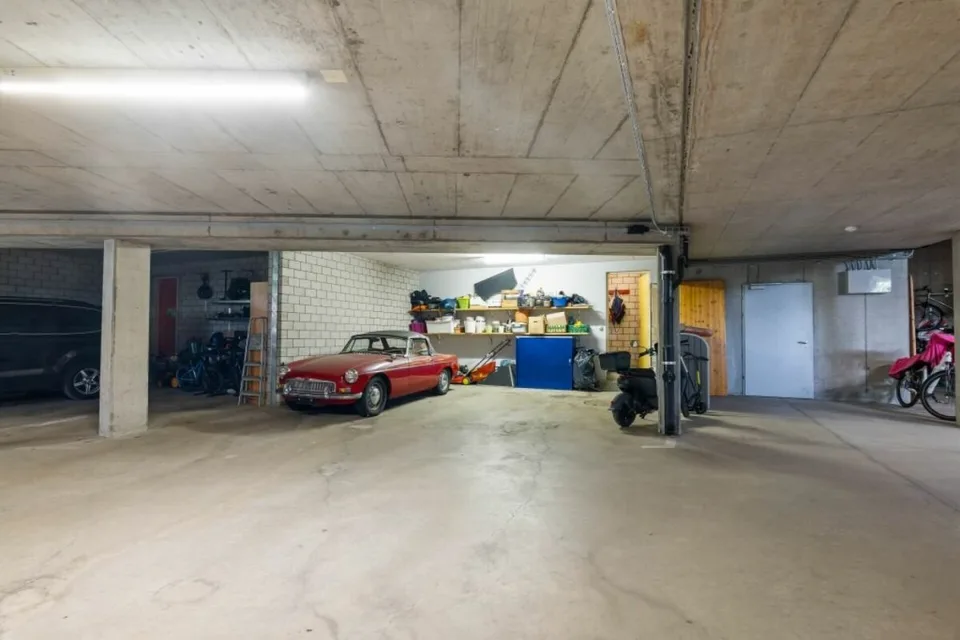 Casa d'angolo da sogno con due posti auto