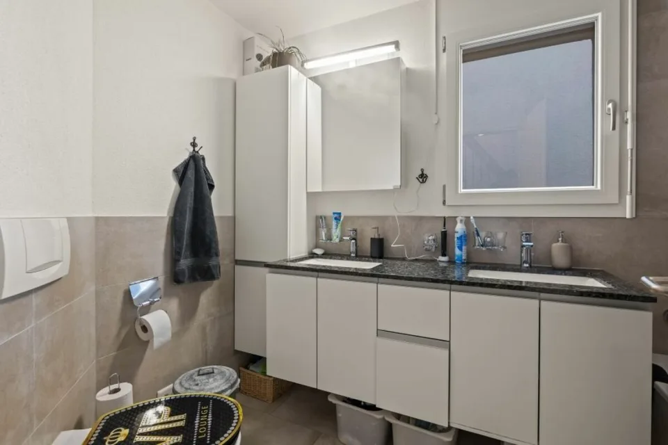 Casa d'angolo da sogno con due posti auto