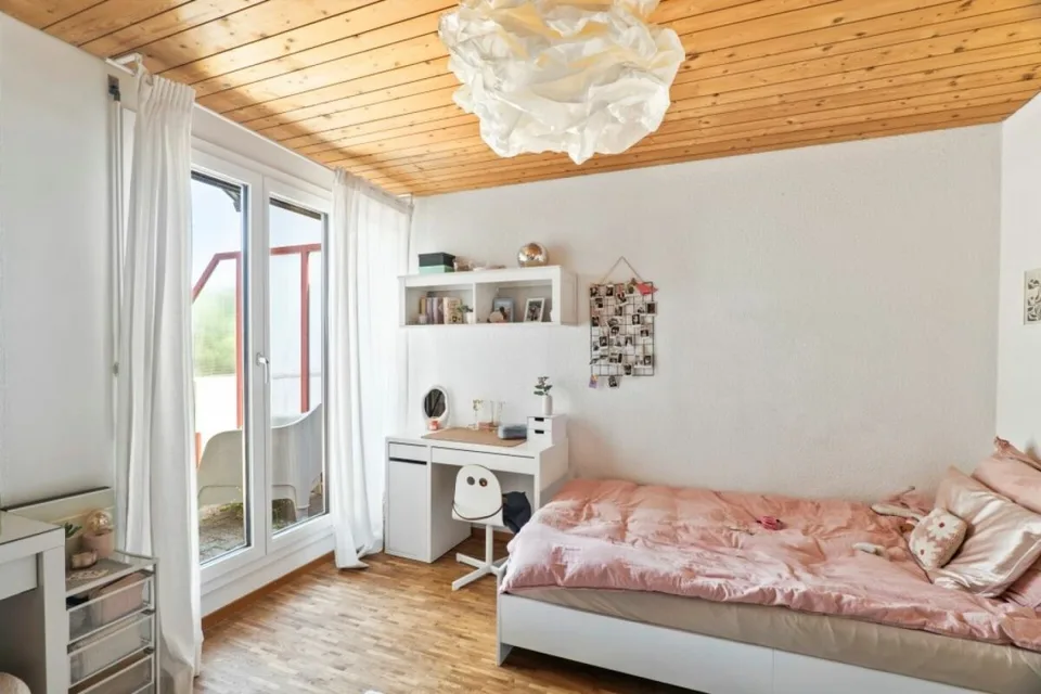 Doppeleinfamilienhaus mit grosser Rasenfläche