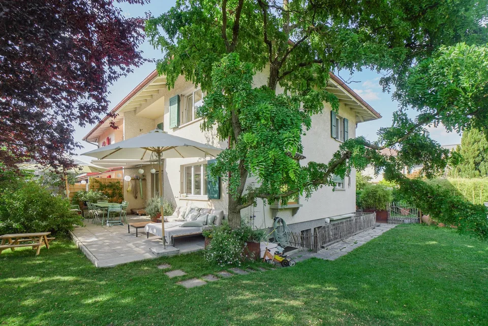 Grosszügiges Wohnen mit traumhaftem Garten im Spiegel!
