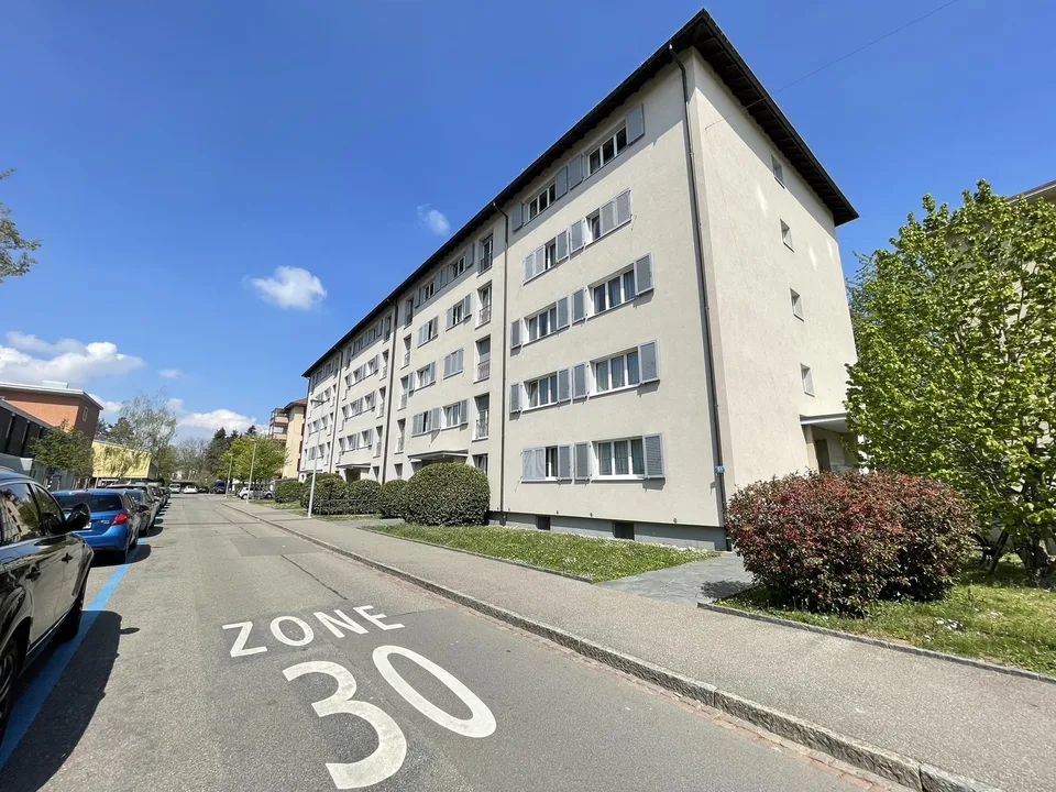 Nähe Kannenfeldpark in verkehrsberuhigter Seitenstrasse