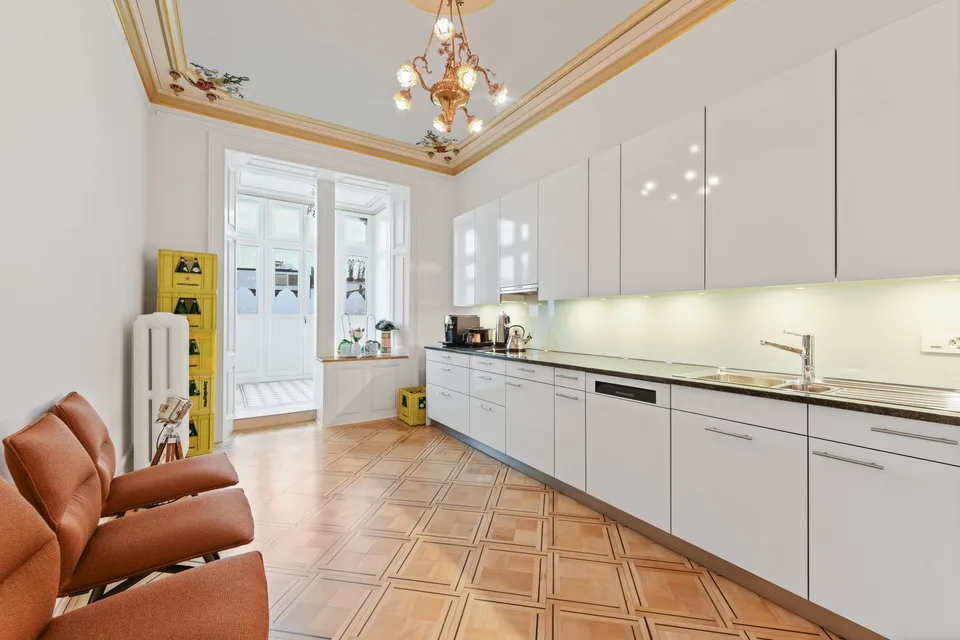 Exclusive, furnished office in a representative old building in the heart of Zurich