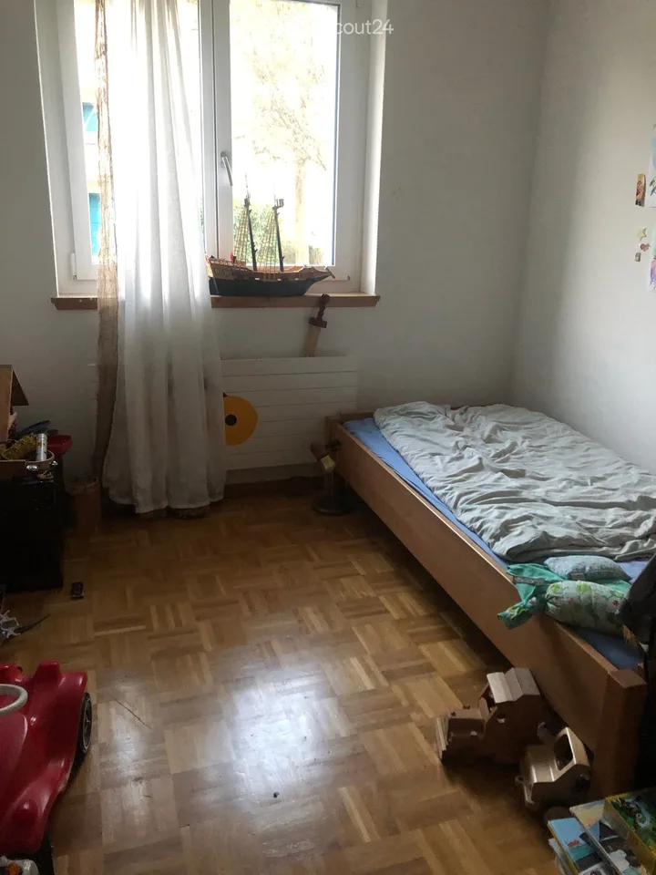 Befristetes möbliertes Zimmer in einer 4-Zimmer-Wohnung.