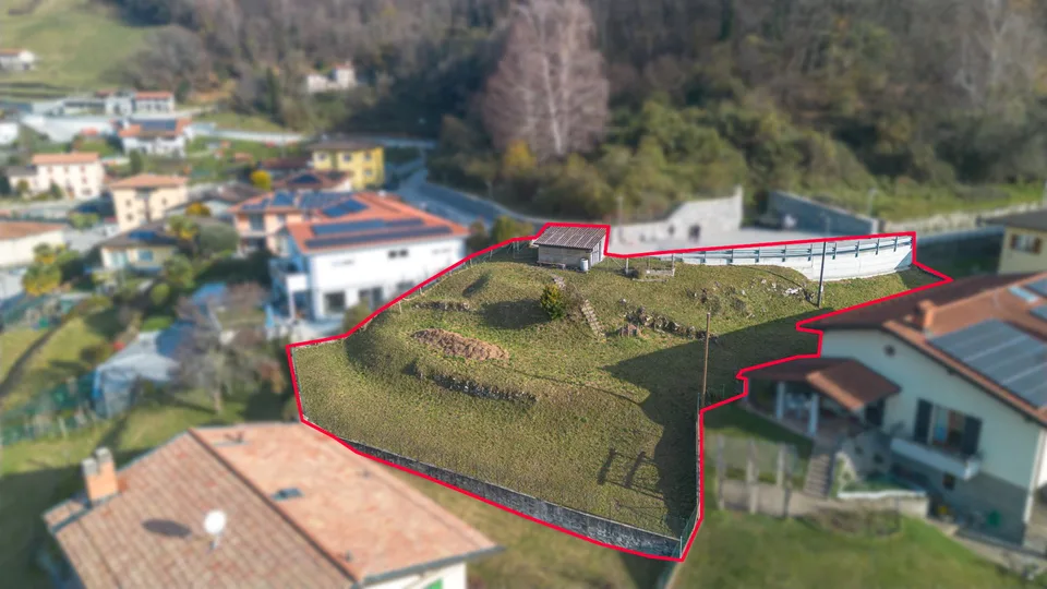Bauland in Caneggio mit offener Aussicht auf das Tal