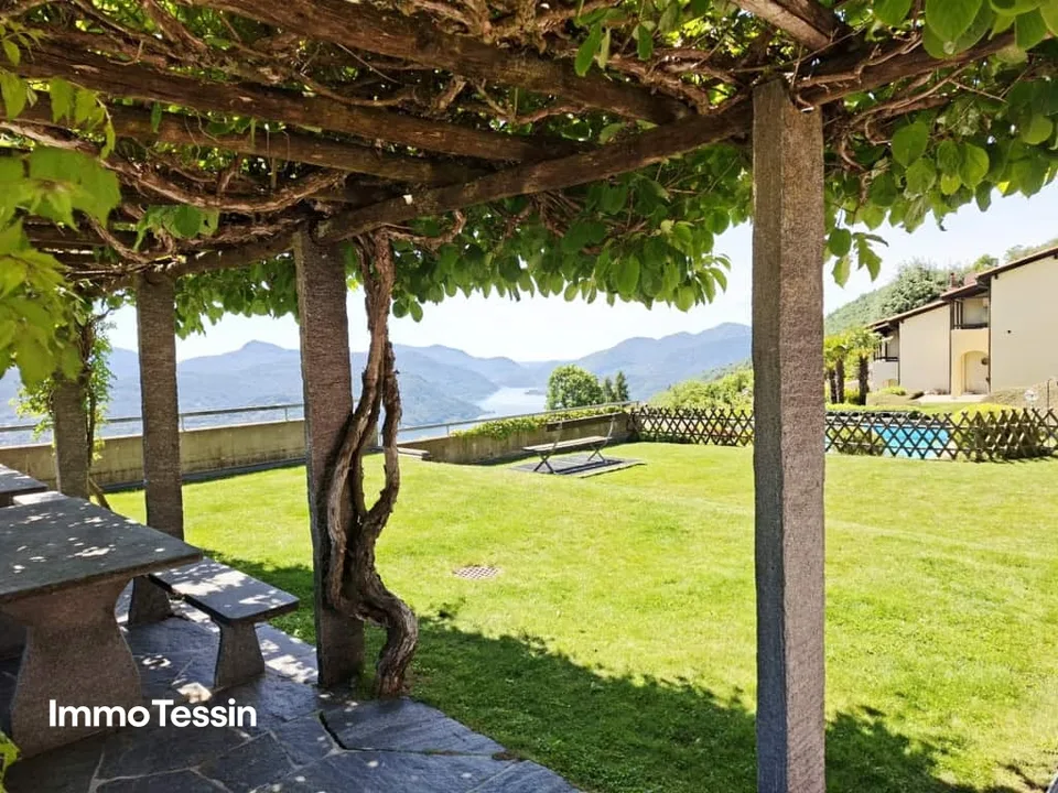 Appartamento meraviglioso con vista fantastica sul Lago di Lugano e piscina nella Residenza Bellavista Cademario vicino a Lugano