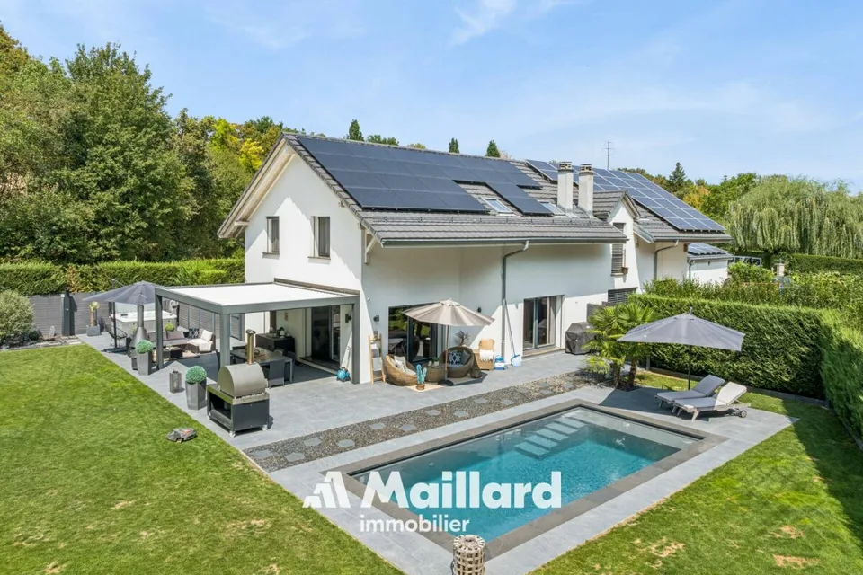 Villa contemporaine avec piscine dans un cadre naturel exceptionnel