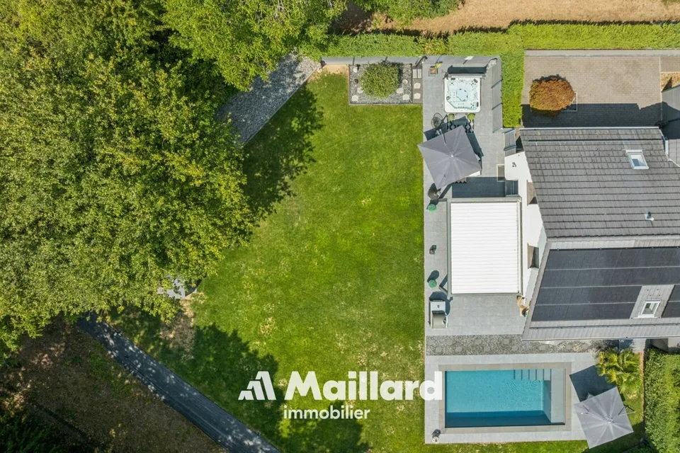 Villa contemporaine avec piscine dans un cadre naturel exceptionnel