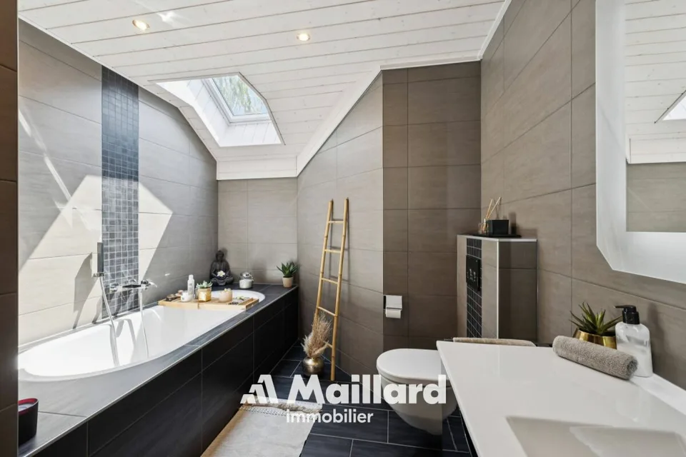 Villa contemporaine avec piscine dans un cadre naturel exceptionnel