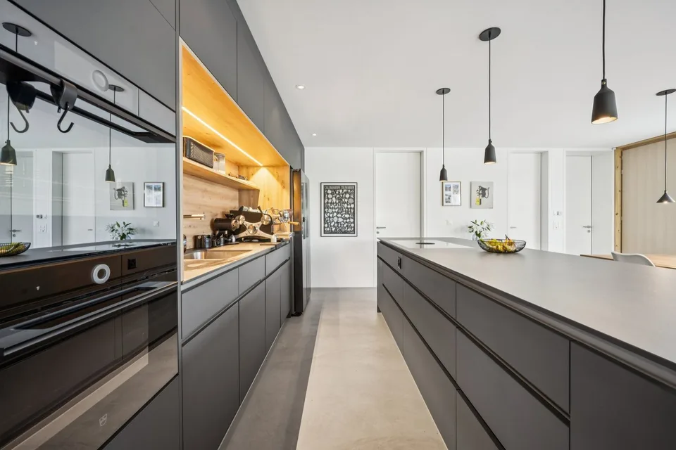 APPARTEMENT TERRASSE MODERNE 4.5 PIÈCES AU REZ-DE-CHAUSSEE AVEC GARAGE & PLACE DE PARKING EXTÉRIEURE