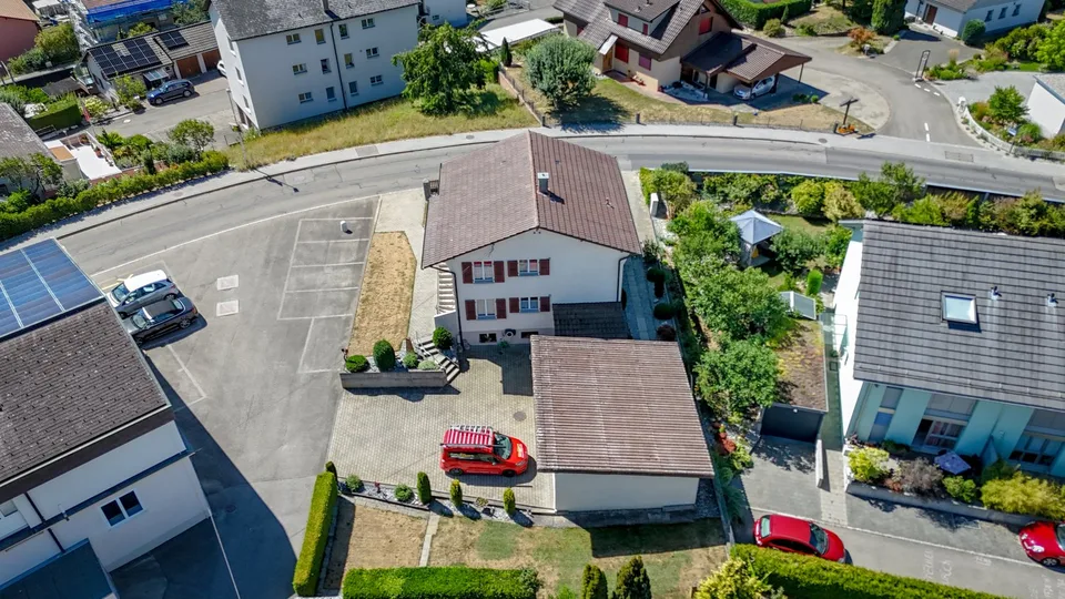 Maison de deux familles charmante avec deux appartements de 4 pièces au centre du village